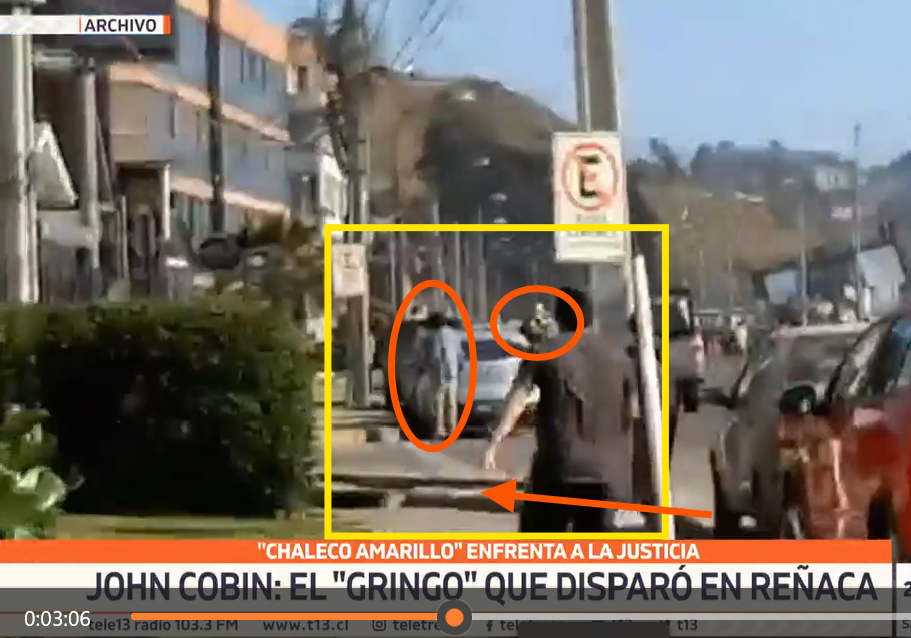John Cobin Apuntando y Disparando Disuasivamente Hacia un Atacante Agachado Detrás de un Auto en la Esquina de Las Brisas y Aníbal Pinto, no Hacia la Multitud por Calle Pinto (3:06)